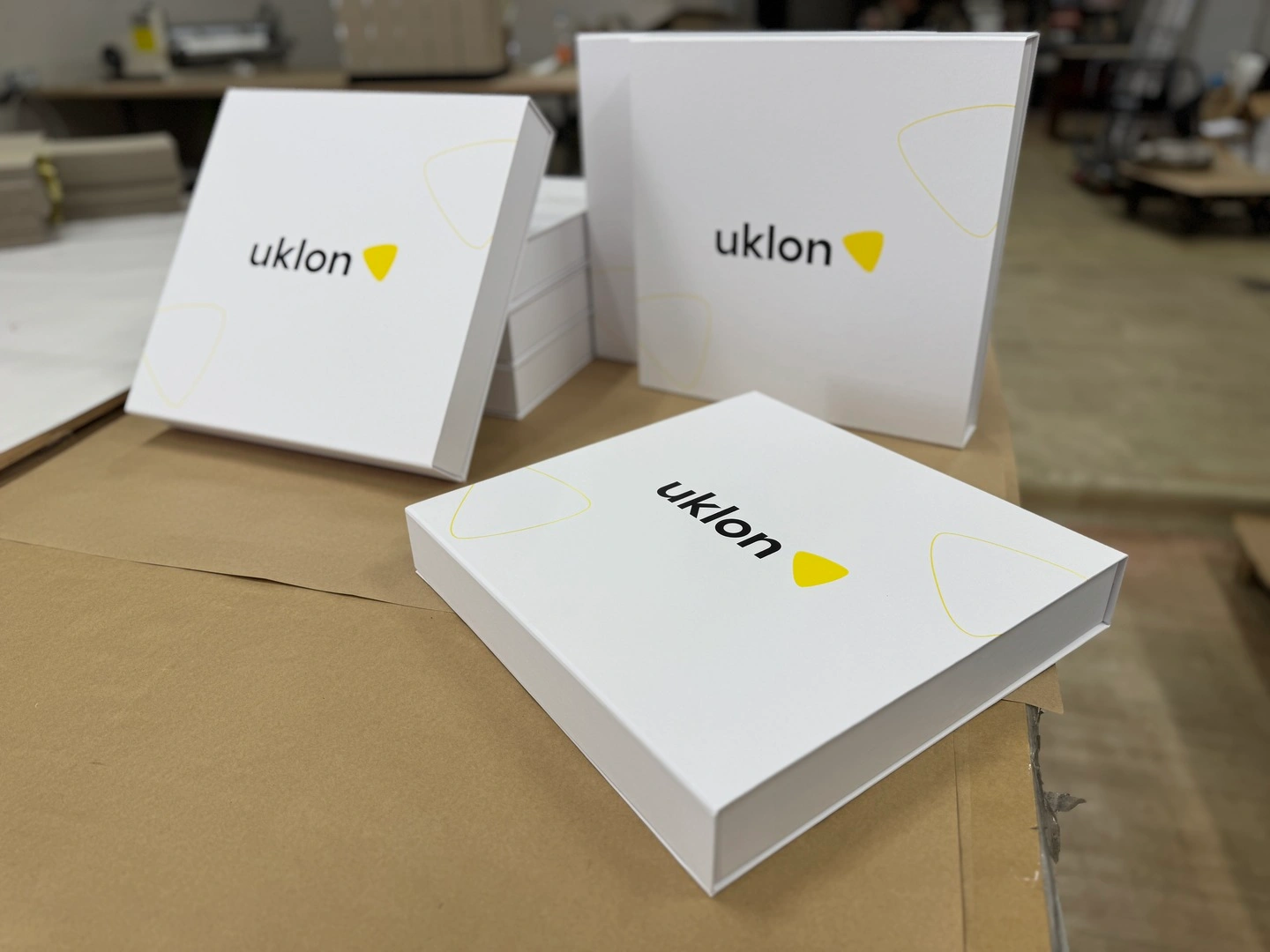 Корпоративна упаковка з шовкодруком у два кольори під замовлення Uklon
