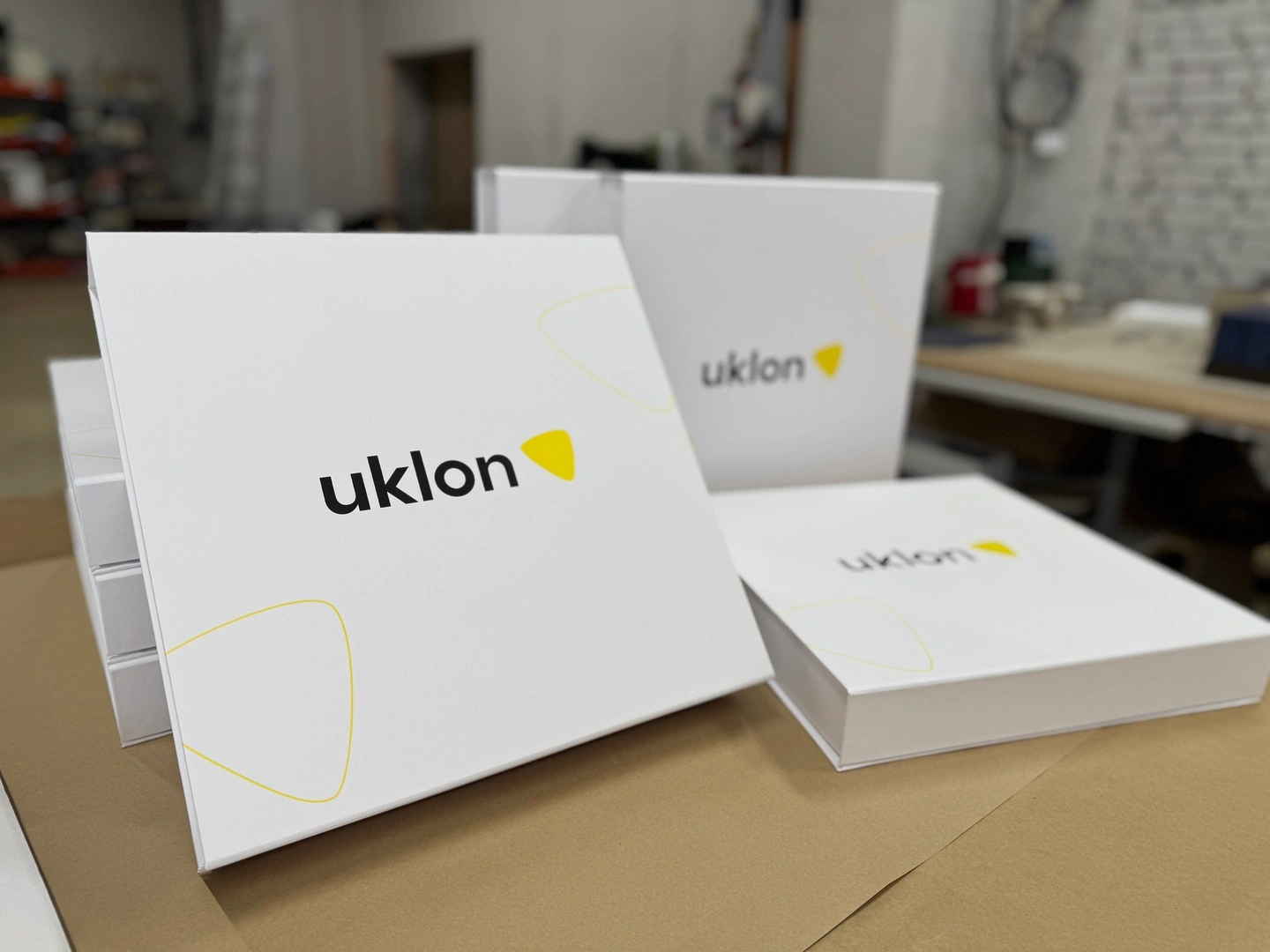 Корпоративная упаковка на магнитах с логотипом Uklon оптом