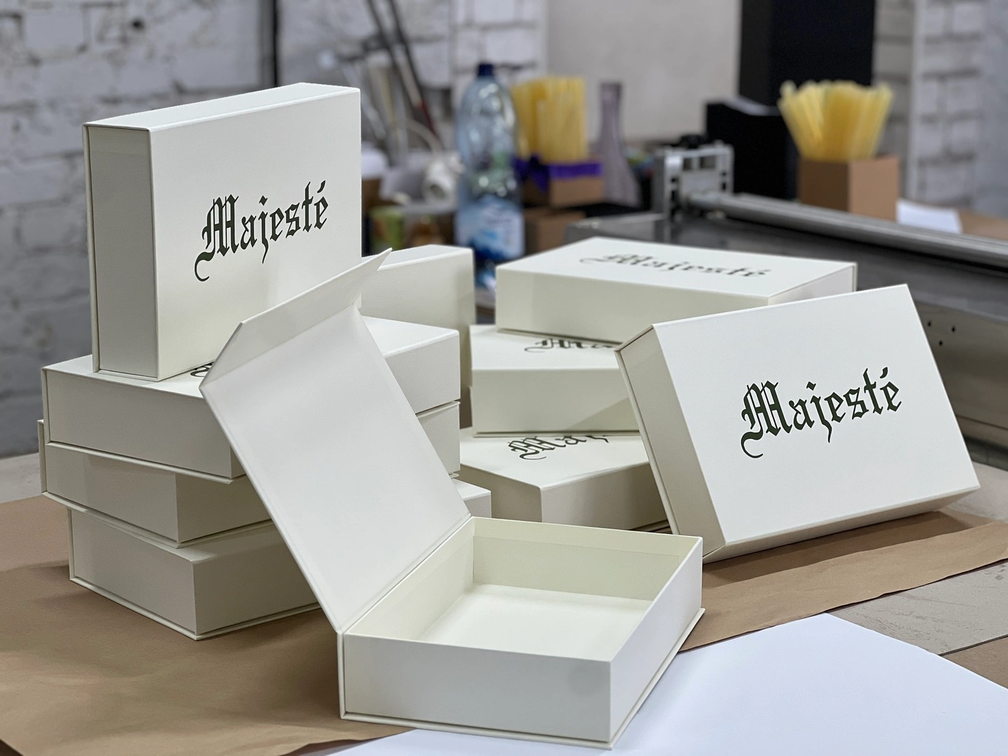 Magnetic packaging for Majeste clothing brand in milky color wholesale