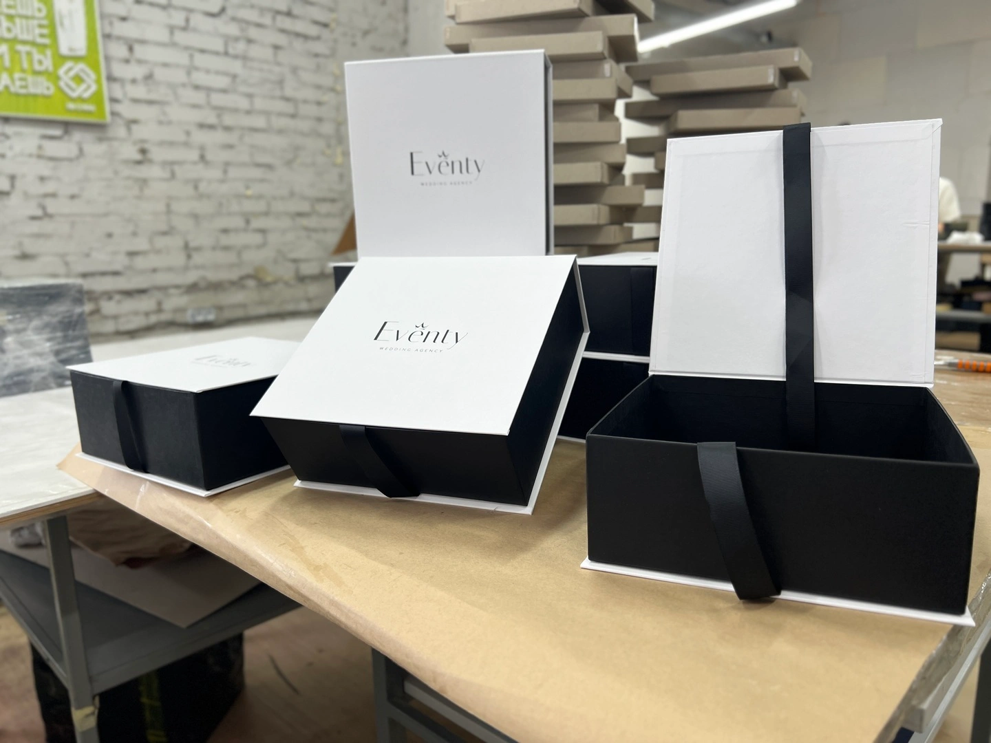 Чорно-белые свадебные коробки на лентах с логотипом Eventy под заказ