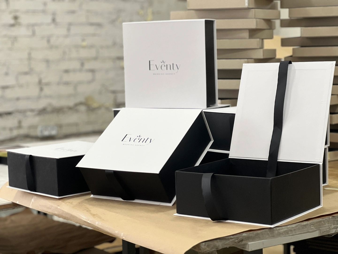 Black and white wedding boxes on ribbons with the Eventy logo to order