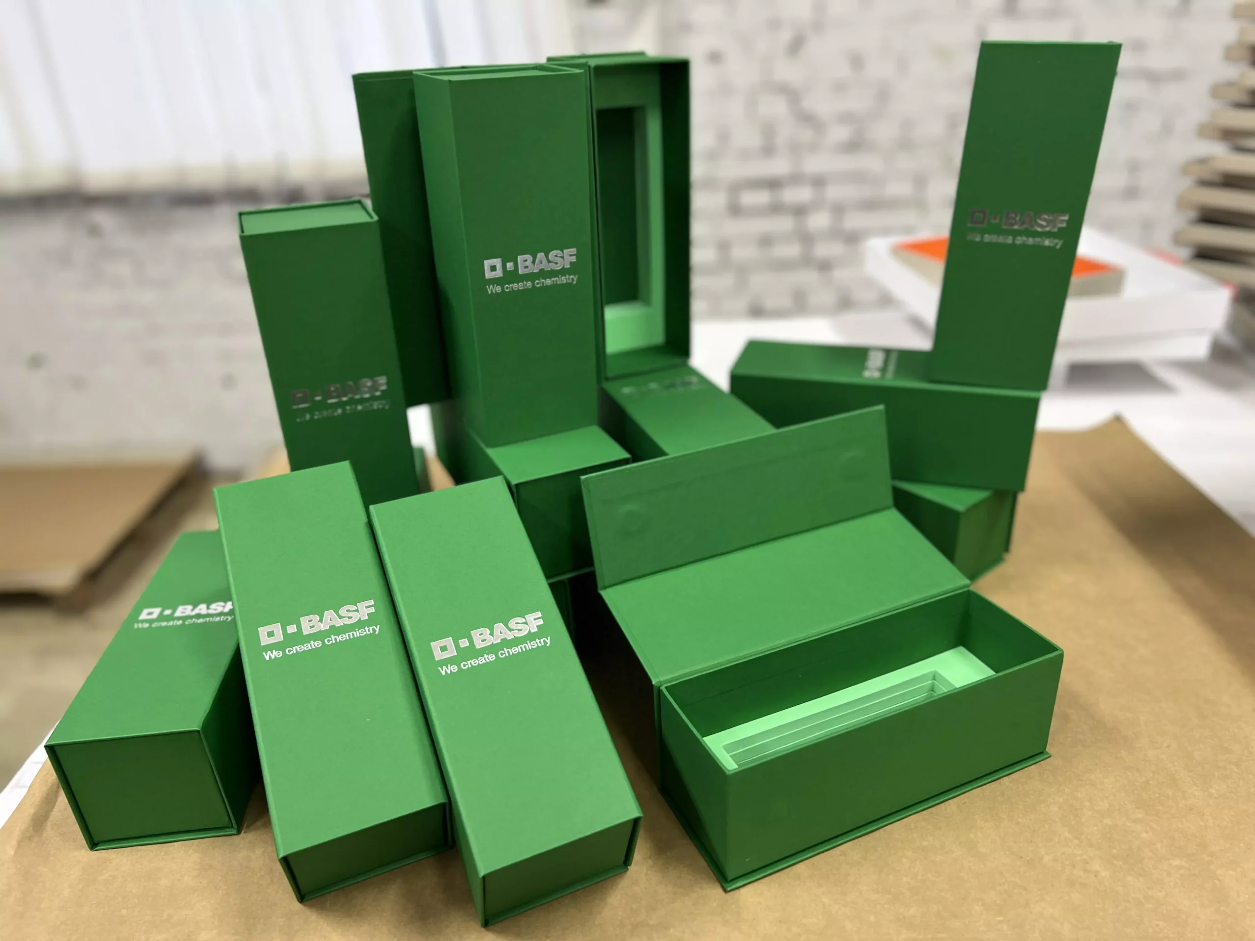 Коробки для пакування статуетки. Компанія BASF