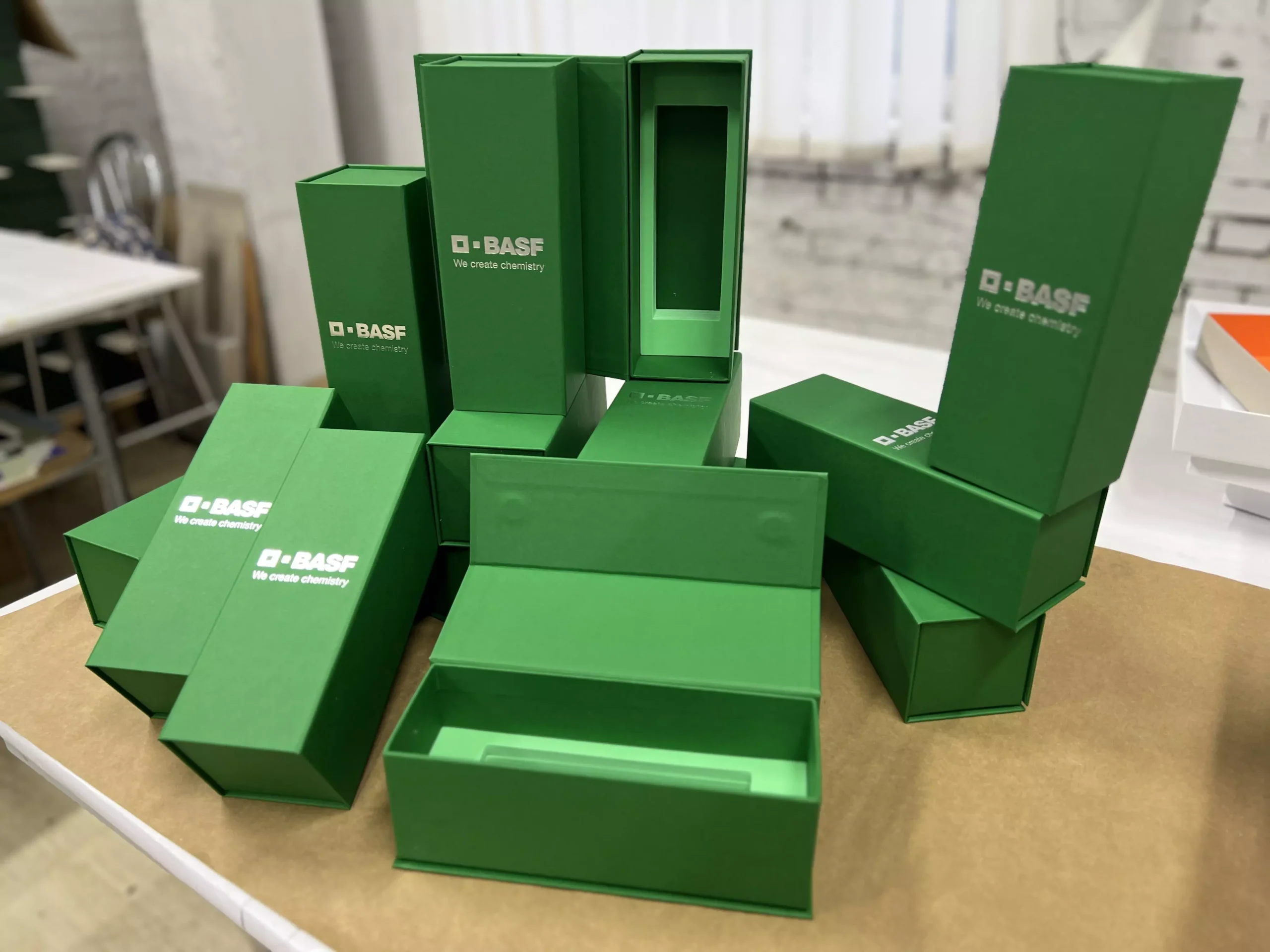 Коробки для пакування статуетки. Компанія BASF