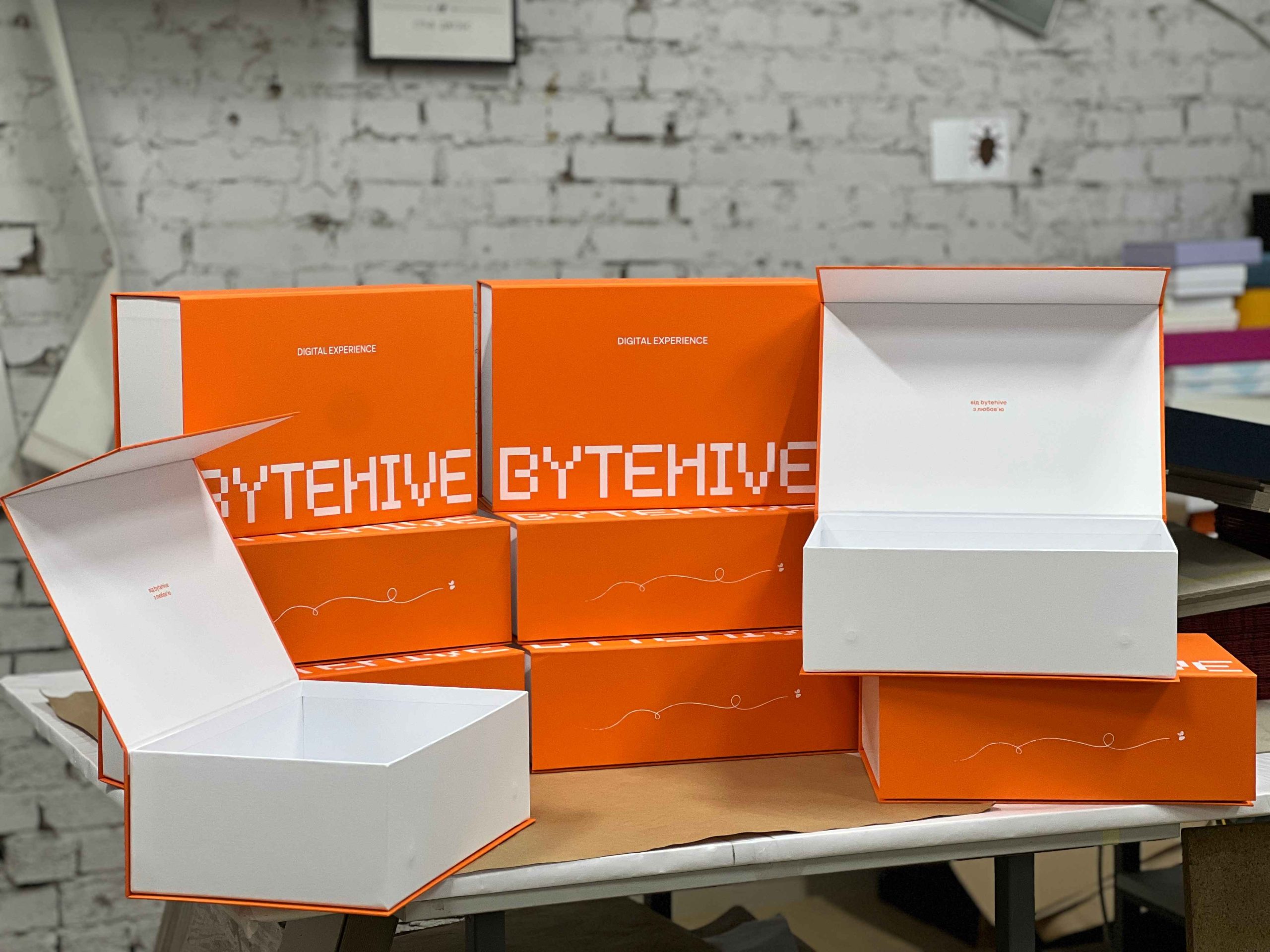 Подарункові коробки на магнітах для BYTEHIVE 2