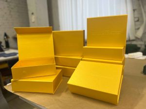 Золоті коробки на магнітах для LVMH 1