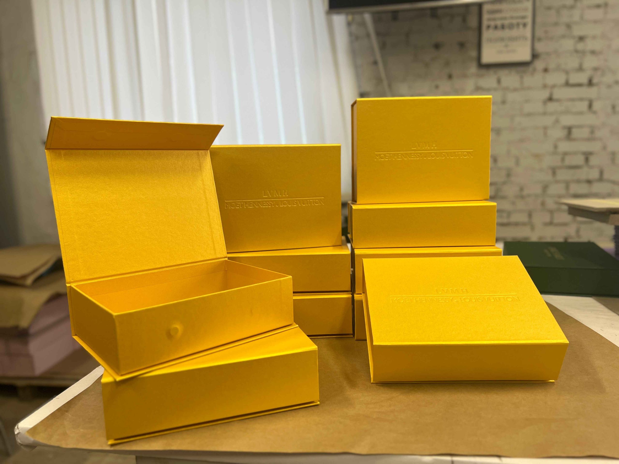 Золоті коробки на магнітах для LVMH 2