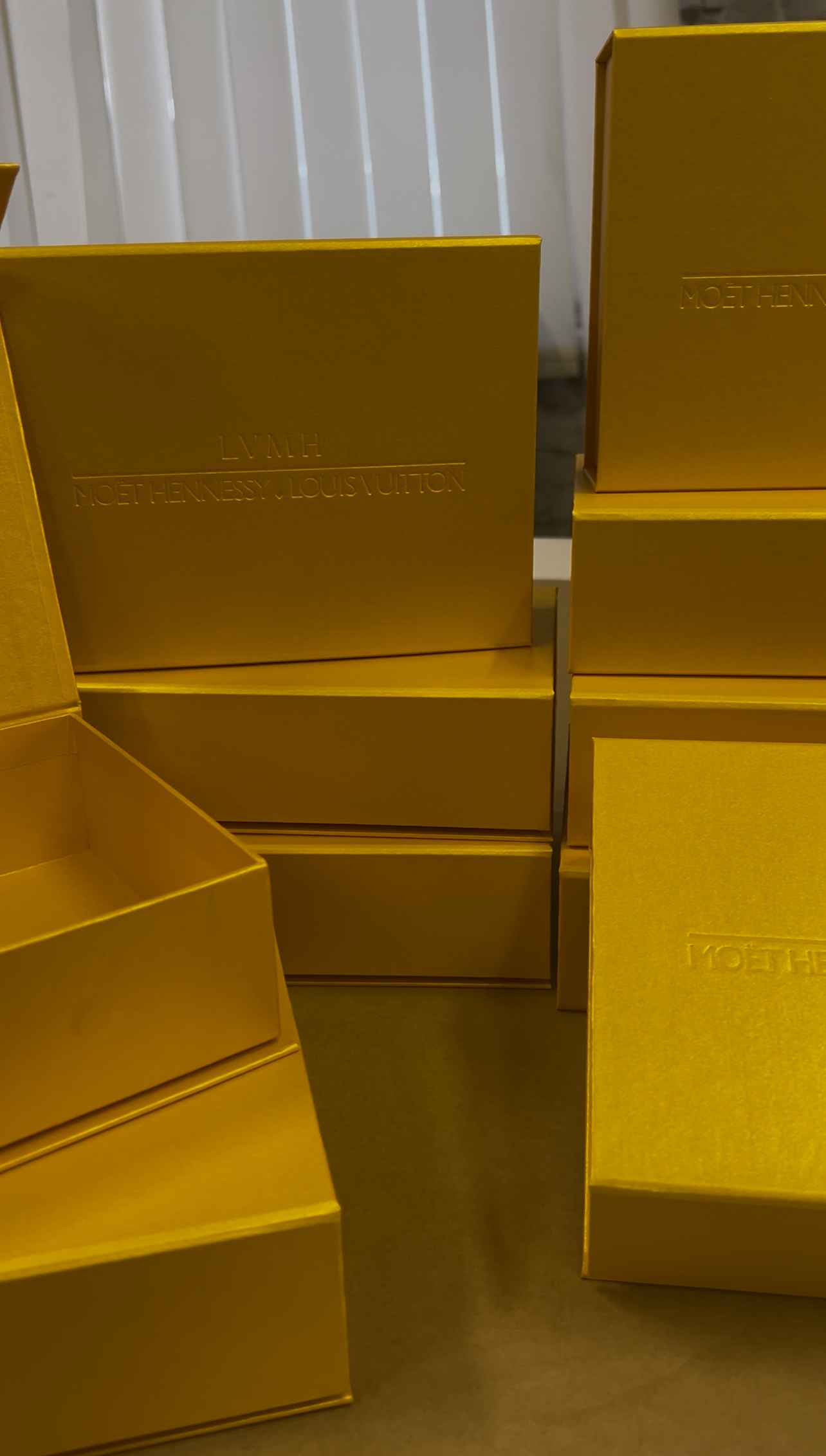 Золоті коробки на магнітах для LVMH 4