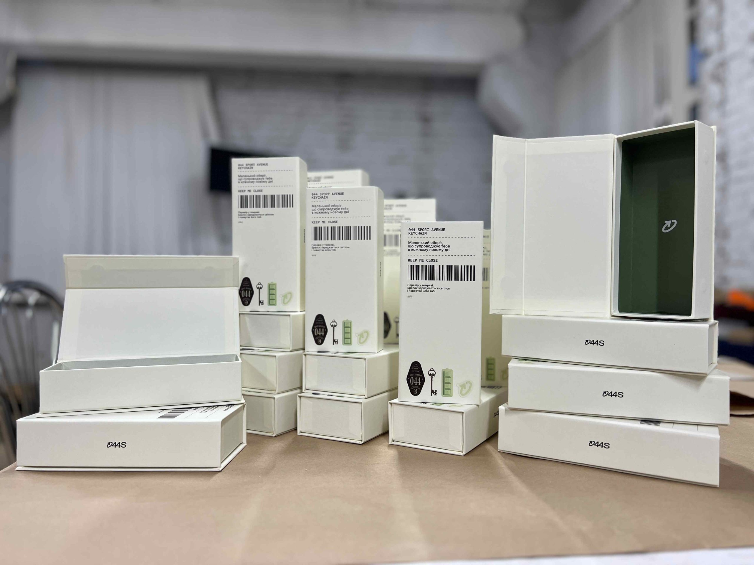 Коробки для пакування виробів. Компанія 044S. Конструкція коробки на магнітах