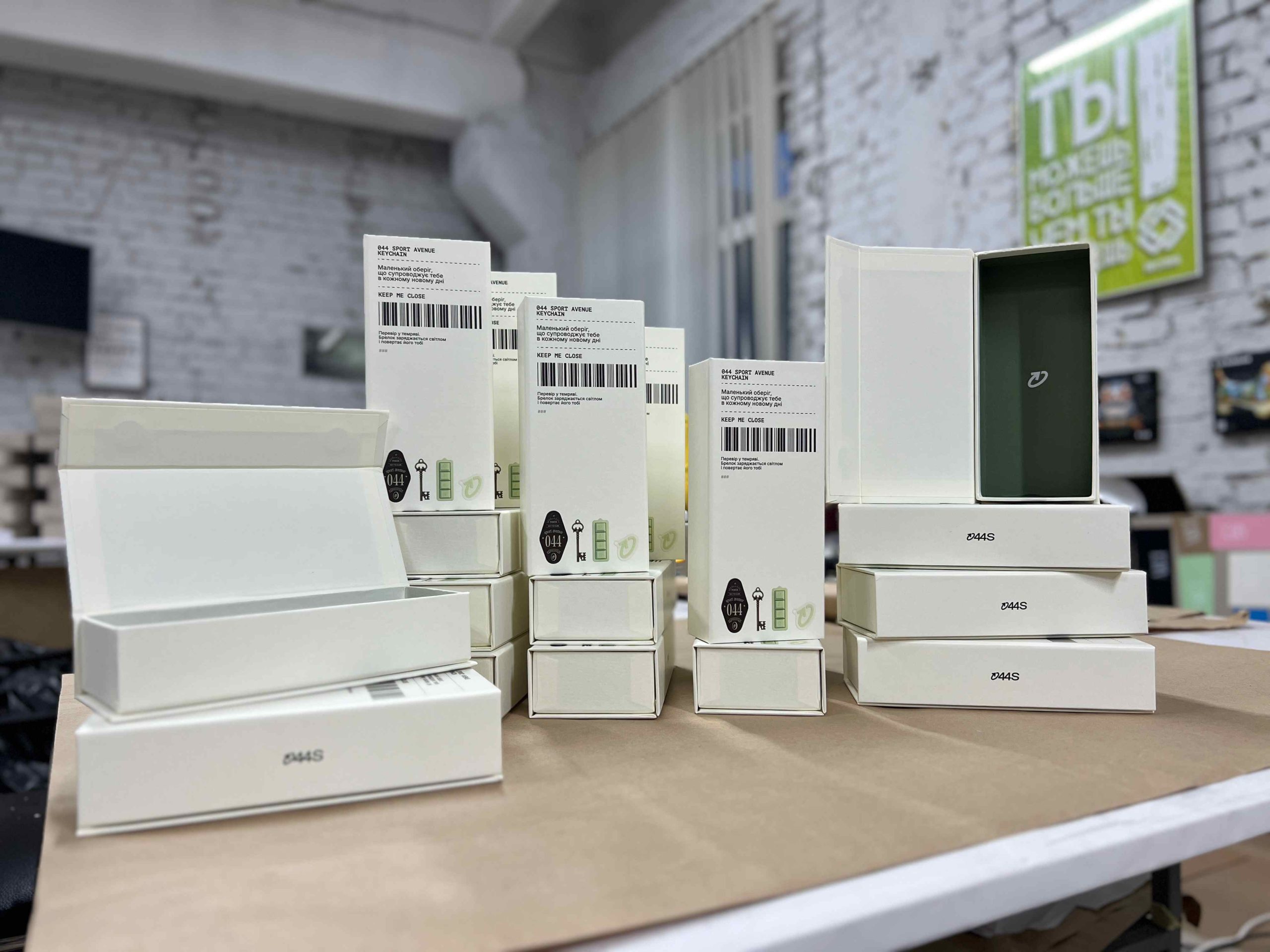 Коробки для пакування виробів. Компанія 044S. Конструкція коробки на магнітах