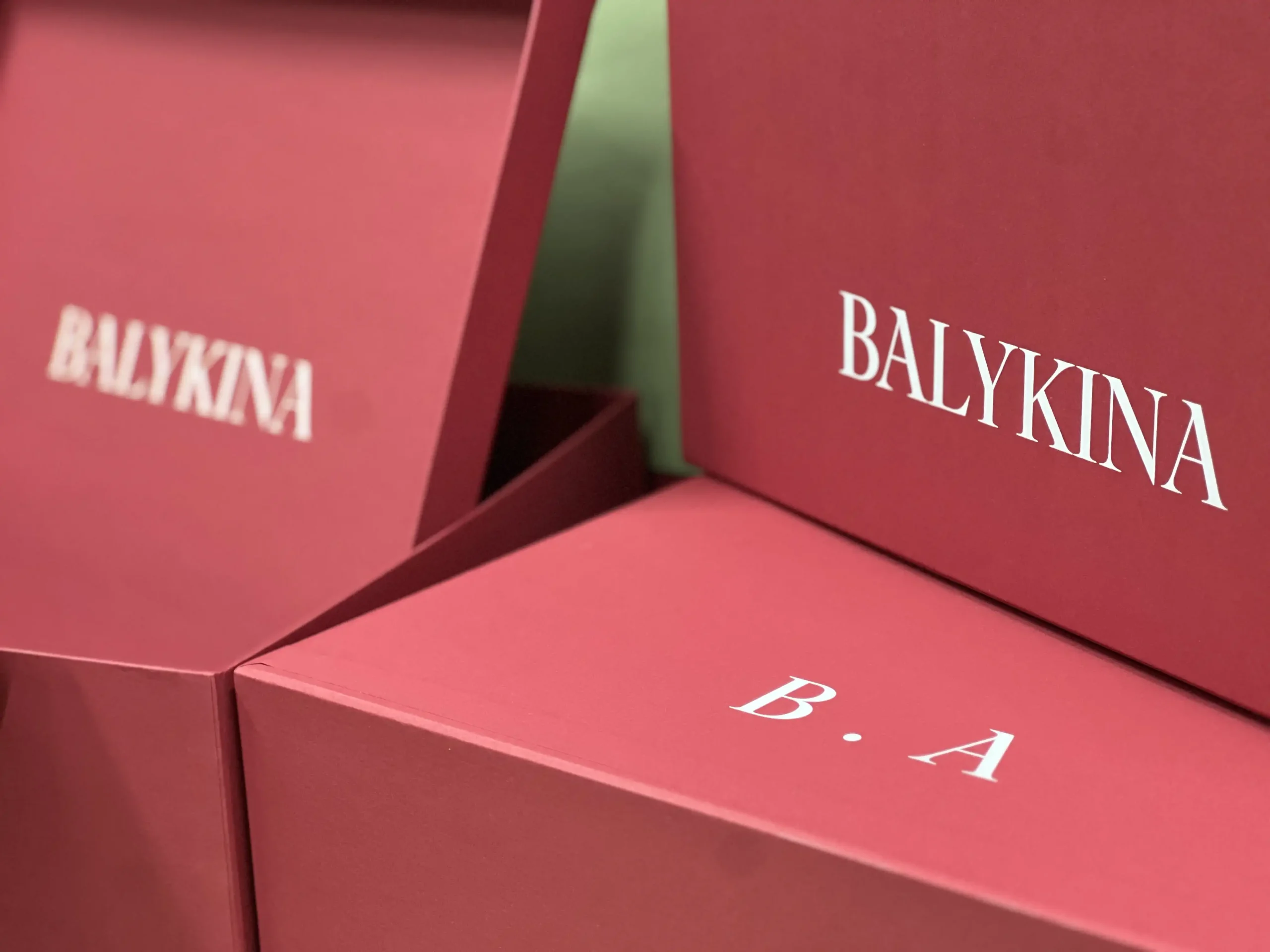 Коробки для пакування дизайнерського одягу BALYKINA