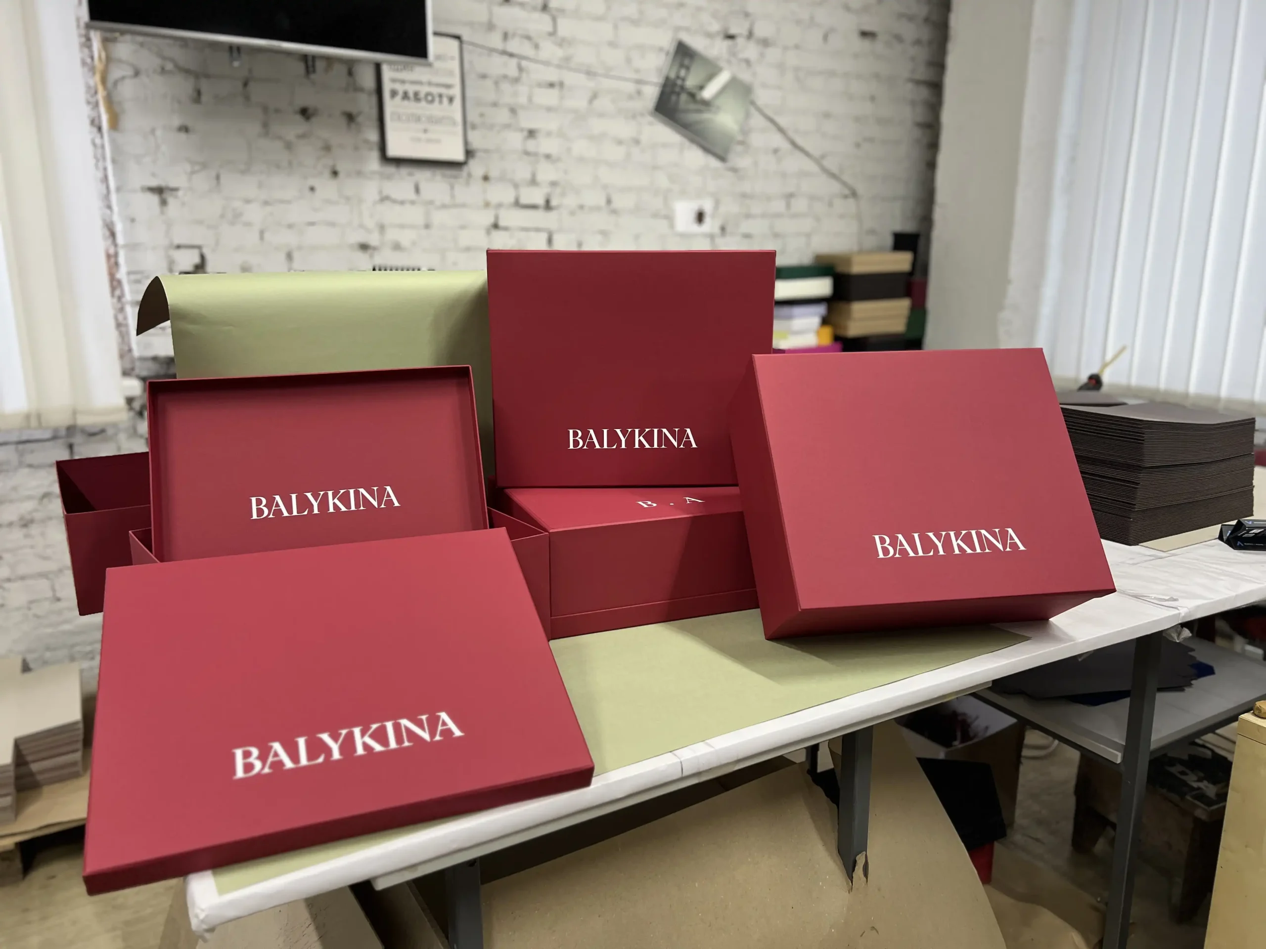 Коробки для пакування дизайнерського одягу BALYKINA