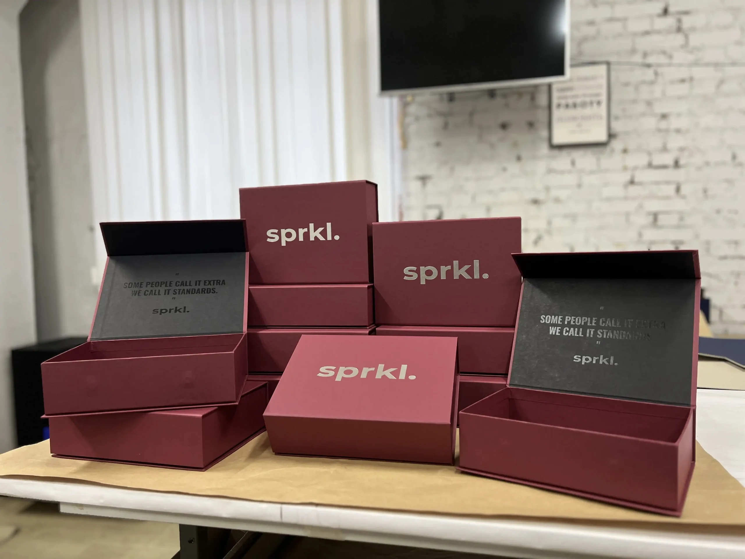 Брендовані коробки для пакування косметики sprkl.