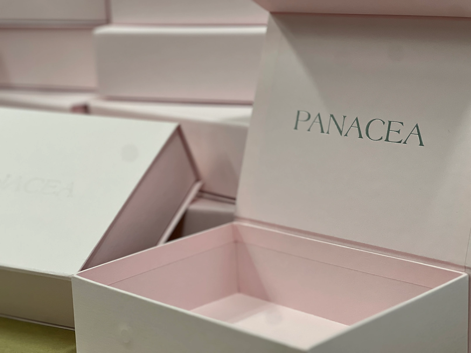 Рожеві коробки на магнітах для PANACEA — Виробництво Boxes