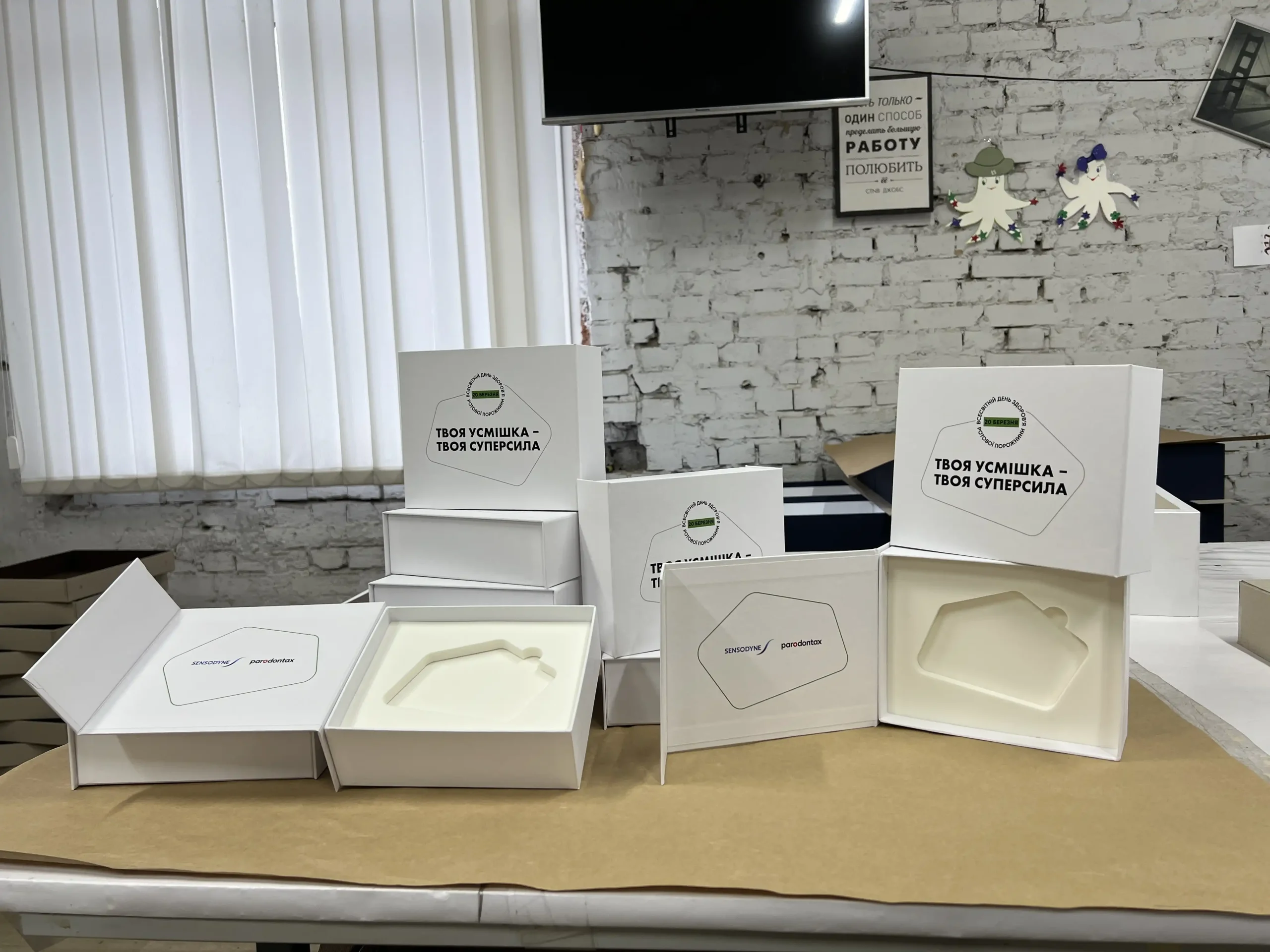 Виготовлення преміальної білої упаковки з магнітною кришкою. Повнокольоровий друк та індивідуальний ложемент з ЕВА для надійної фіксації.