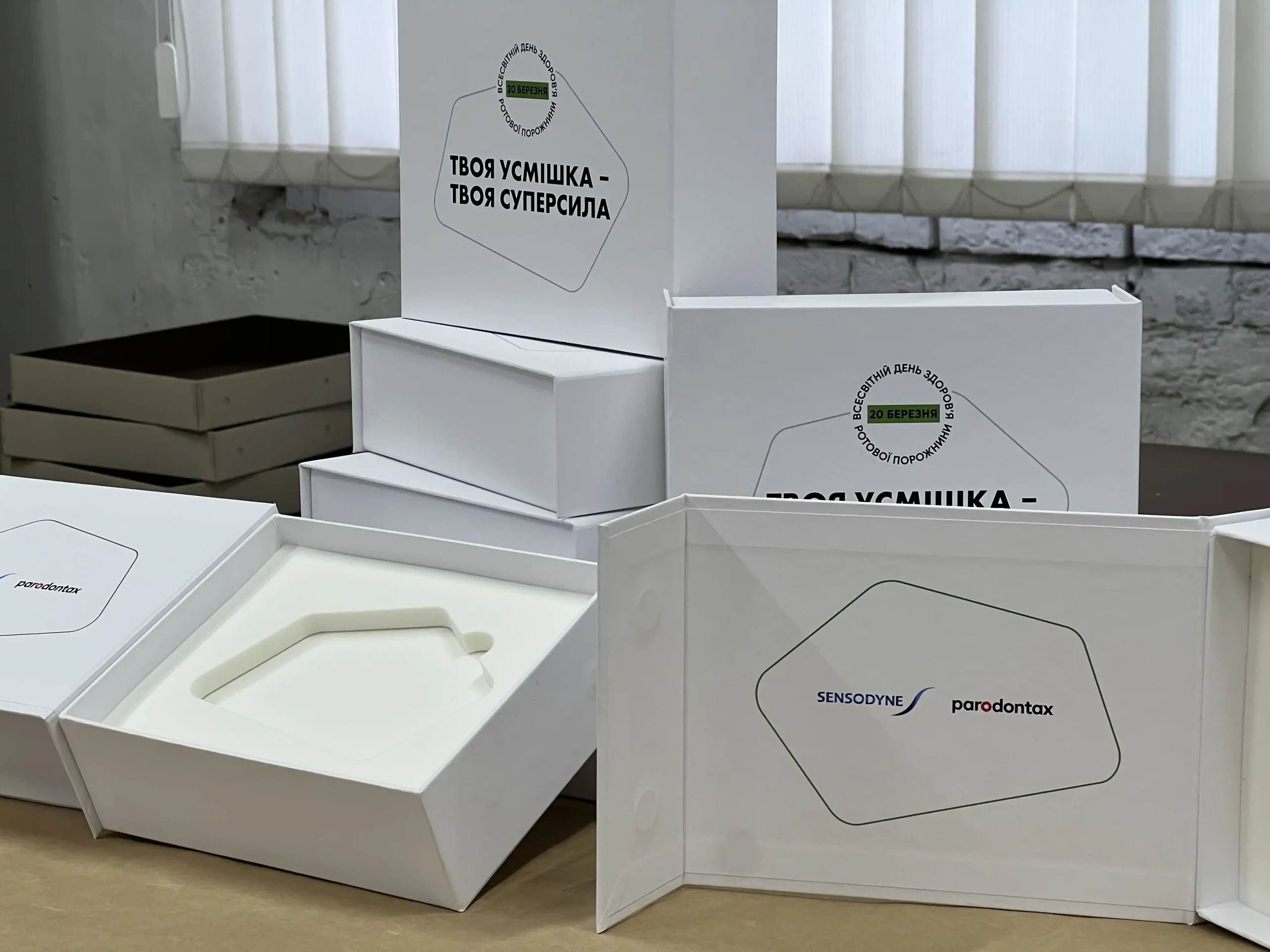 Виготовлення преміальної білої упаковки з магнітною кришкою. Повнокольоровий друк та індивідуальний ложемент з ЕВА для надійної фіксації.
