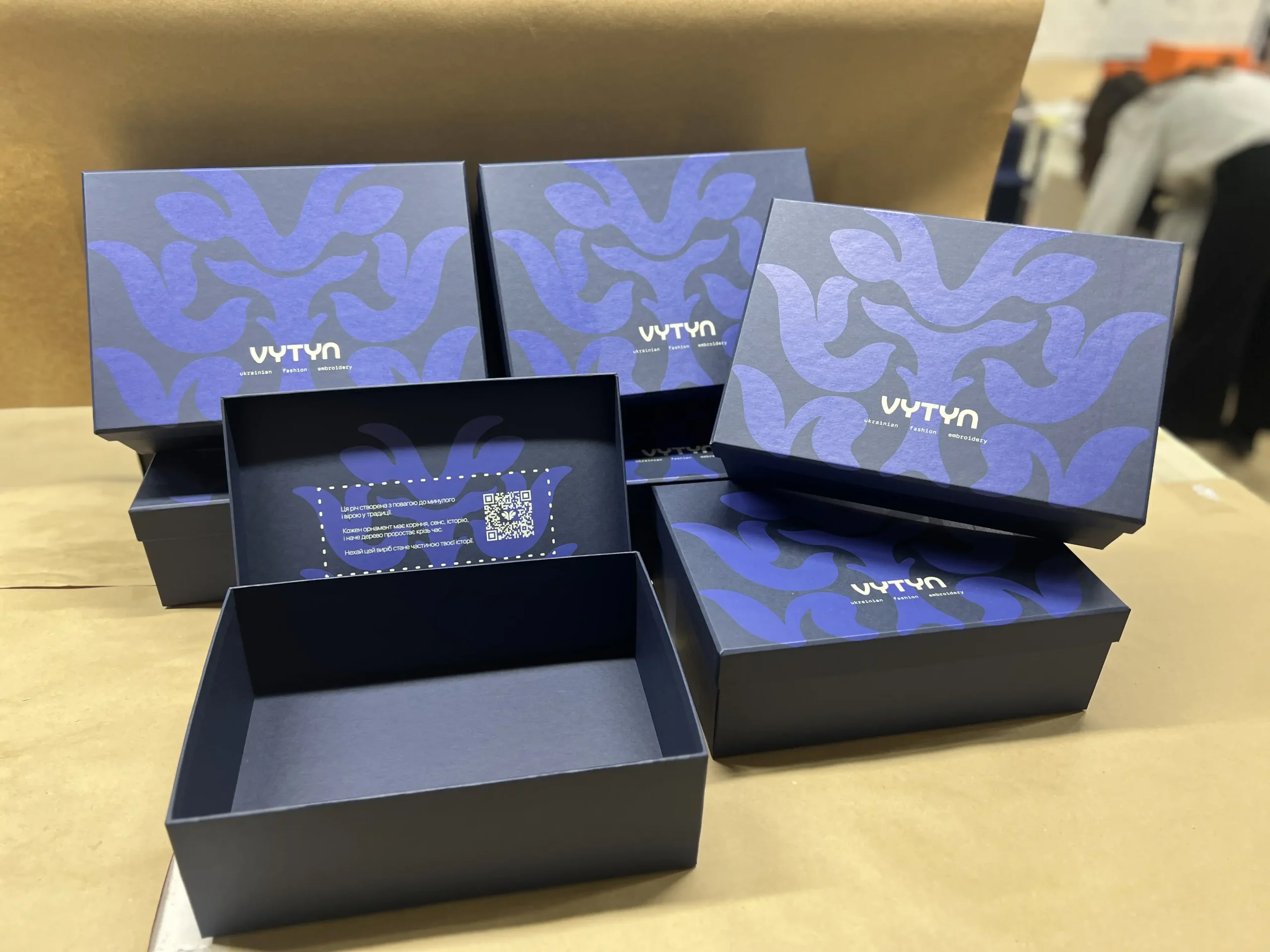 Виготовлення брендованої упаковки для одягу VYTYN. Синій картон, конструкція кришка-дно та шовкотрафаретний друк у два кольори.