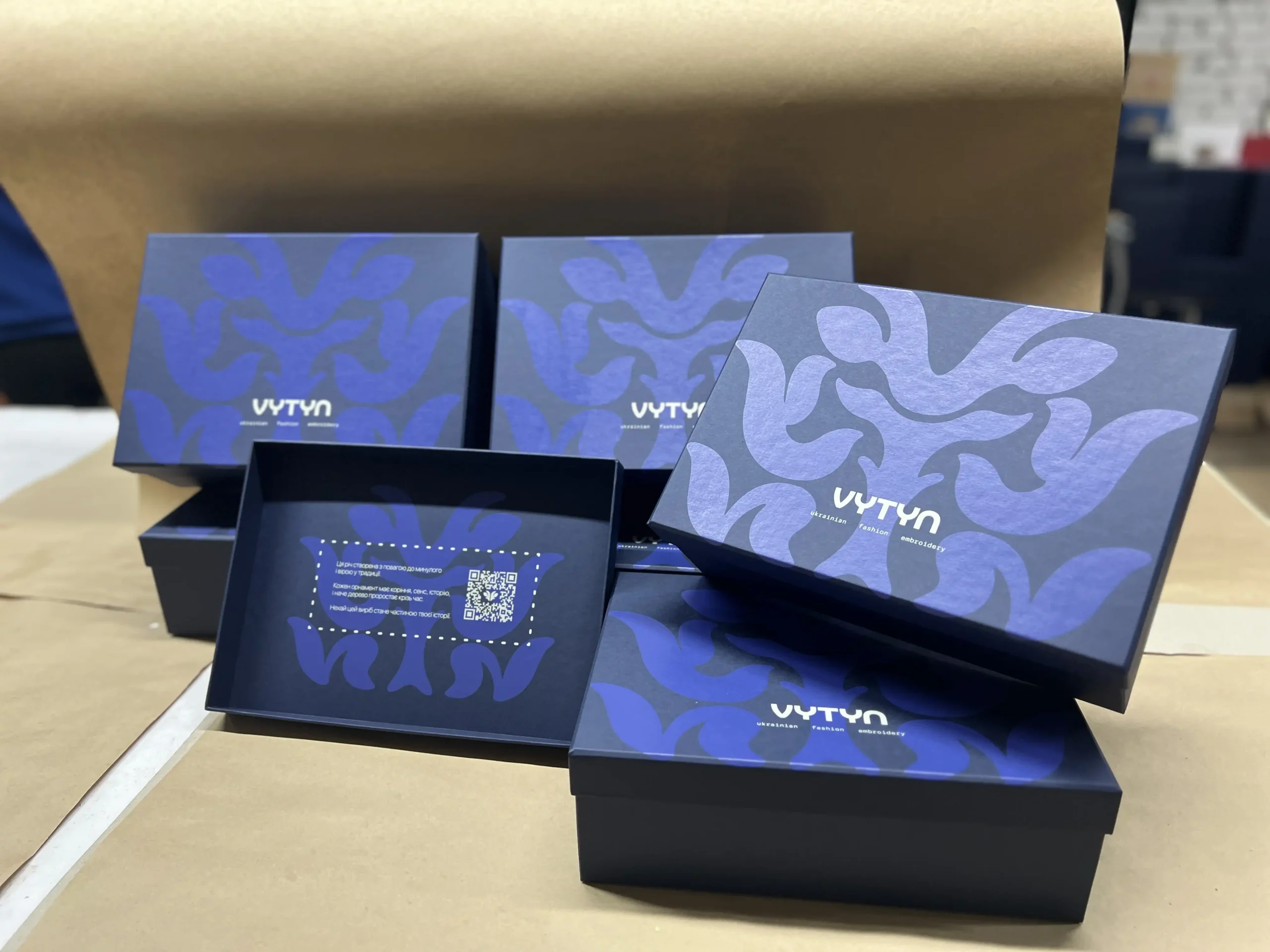 Виготовлення брендованої упаковки для одягу VYTYN. Синій картон, конструкція кришка-дно та шовкотрафаретний друк у два кольори.