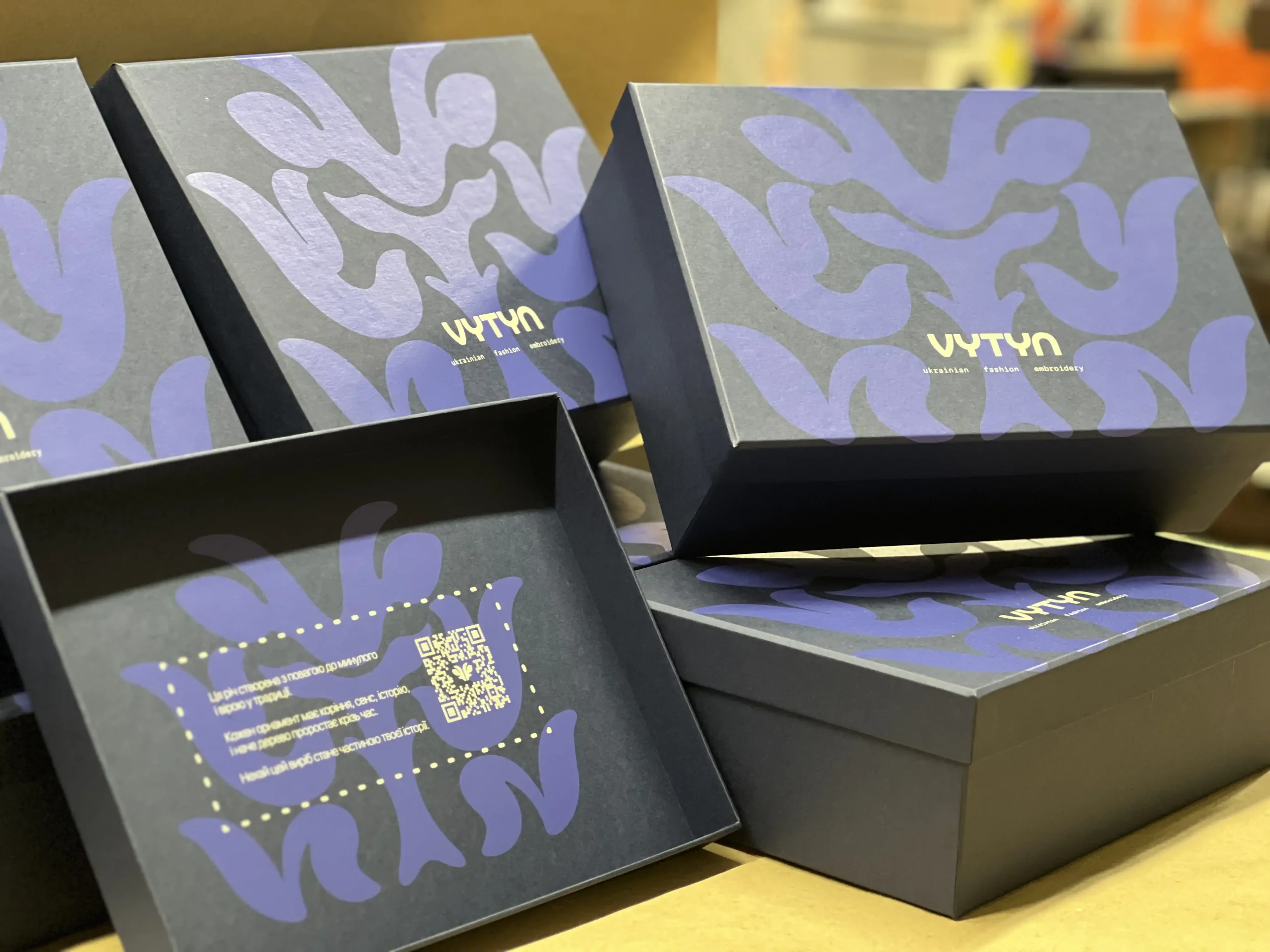 Виготовлення брендованої упаковки для одягу VYTYN. Синій картон, конструкція кришка-дно та шовкотрафаретний друк у два кольори.
