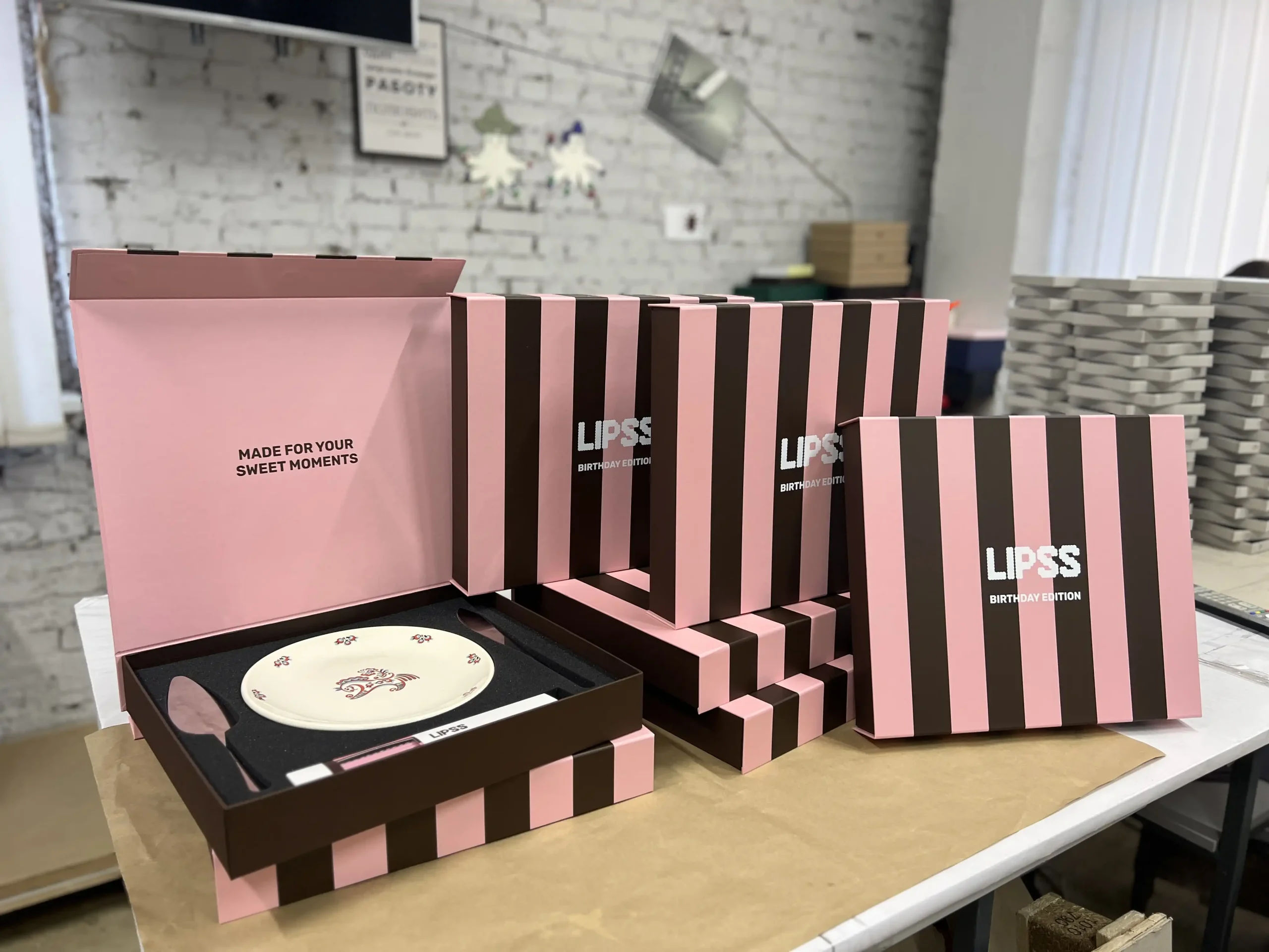 Виготовлення ексклюзивної упаковки для подарунків LIPSS. Дизайн у коричнево-рожевих кольорах, ложемент із поролону та надійна магнітна кришка.