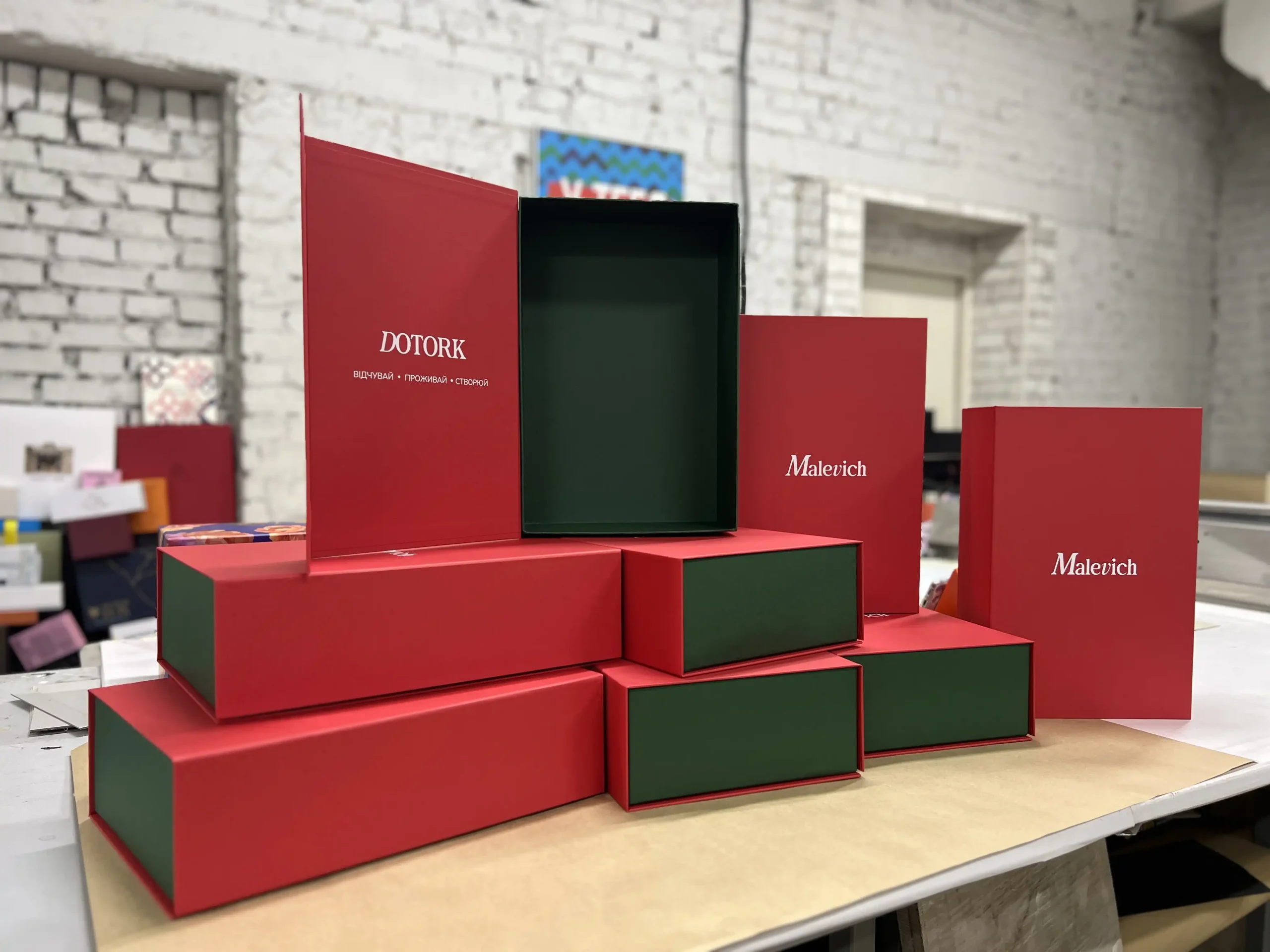 Виготовлення преміальної упаковки для косметики Malevich. Червоно-зелений дизайн, магнітна конструкція та білий шовкотрафаретний друк.