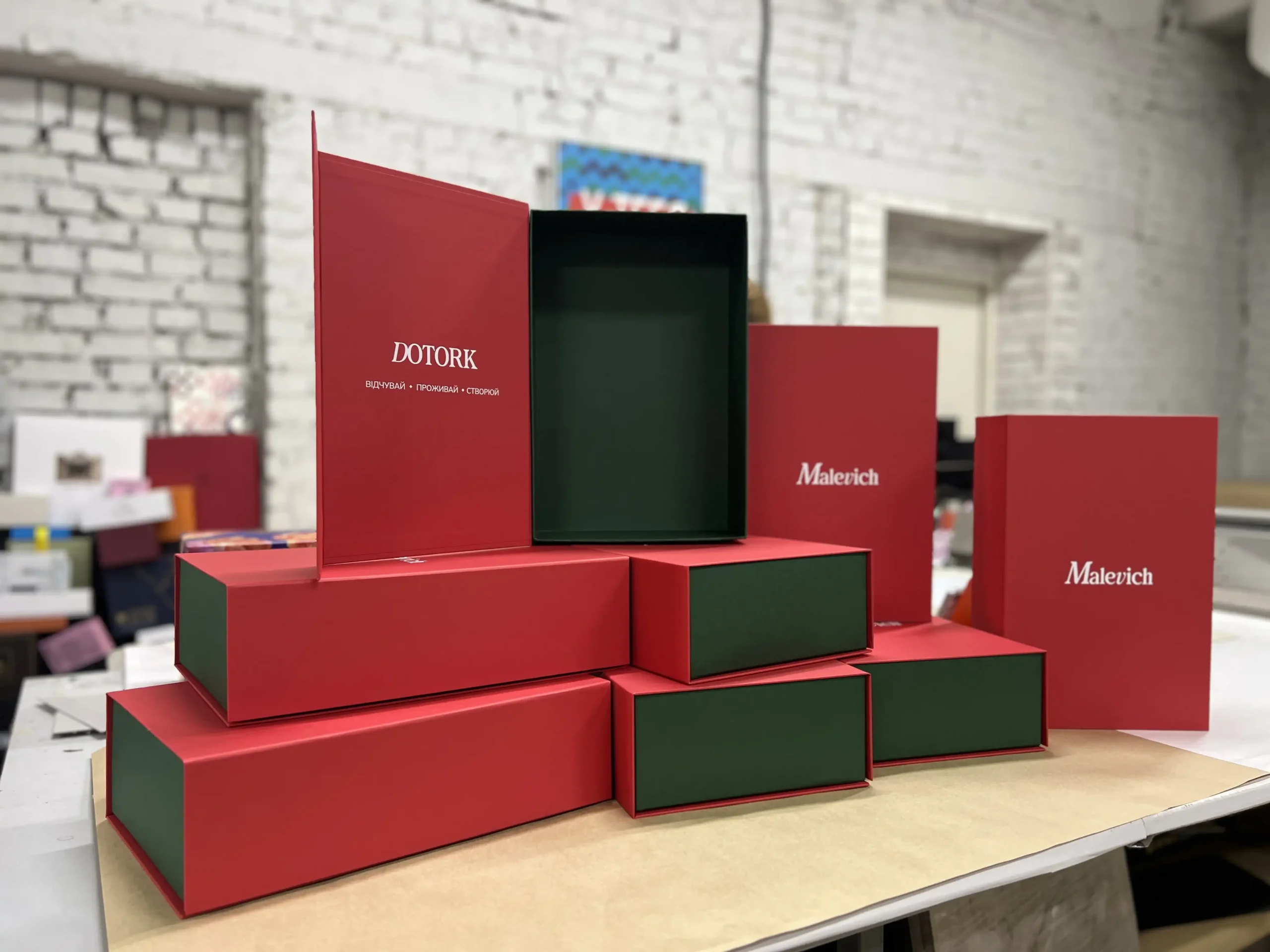Виготовлення преміальної упаковки для косметики Malevich. Червоно-зелений дизайн, магнітна конструкція та білий шовкотрафаретний друк.