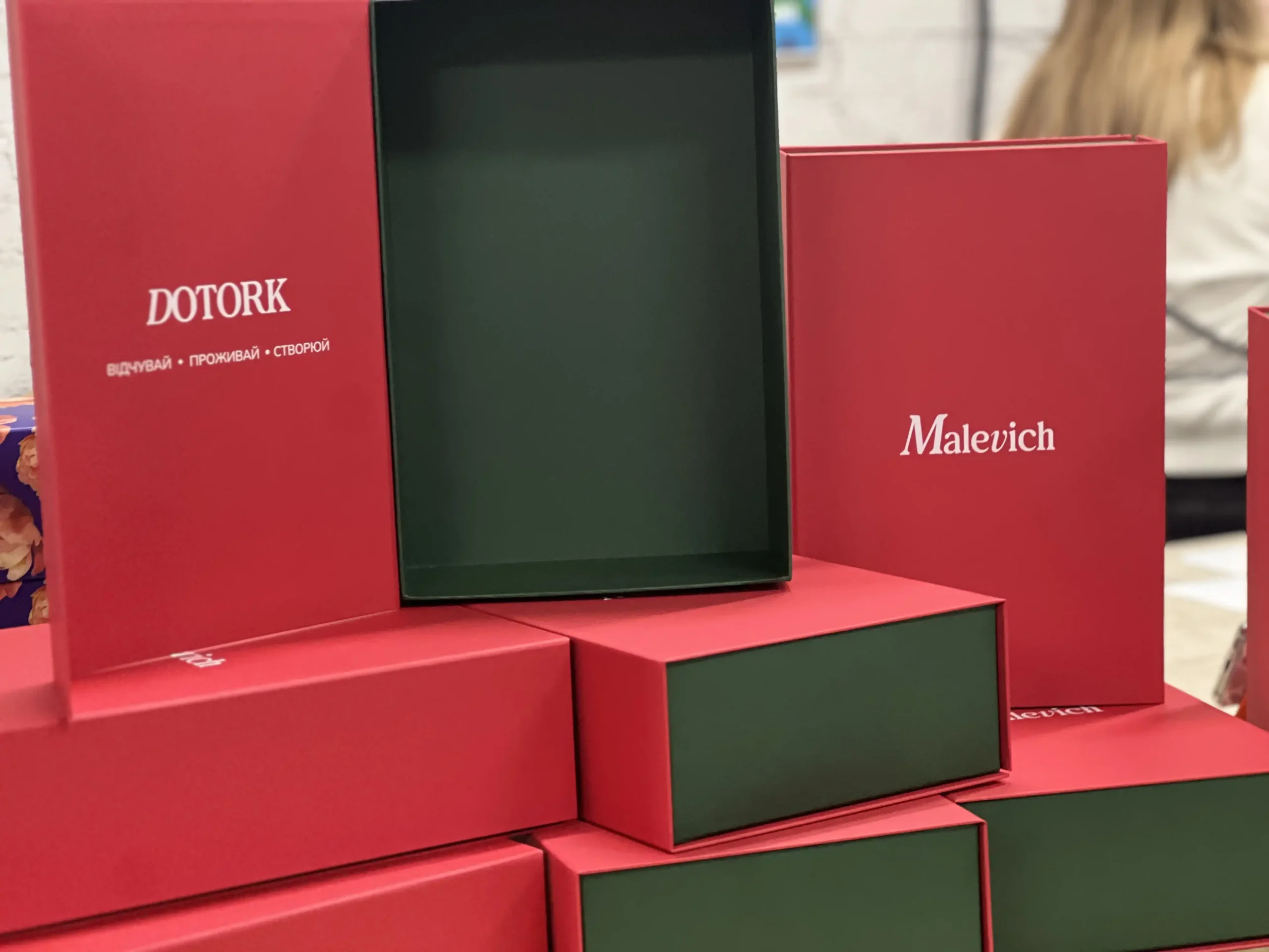 Виготовлення преміальної упаковки для косметики Malevich. Червоно-зелений дизайн, магнітна конструкція та білий шовкотрафаретний друк.