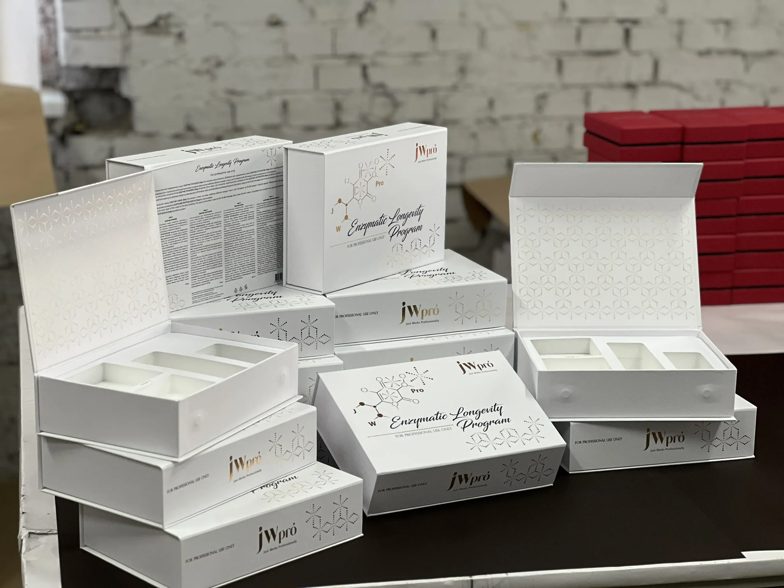 Production of secure packaging for jW pro cosmetic sets. Featuring white cardboard, protective foam inserts, gold foil stamping, and silk screen printing.