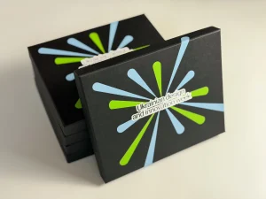 Стос чорних коробок кришка-дно Ukrainian Design для подарунків з кольоровими променями на кришках